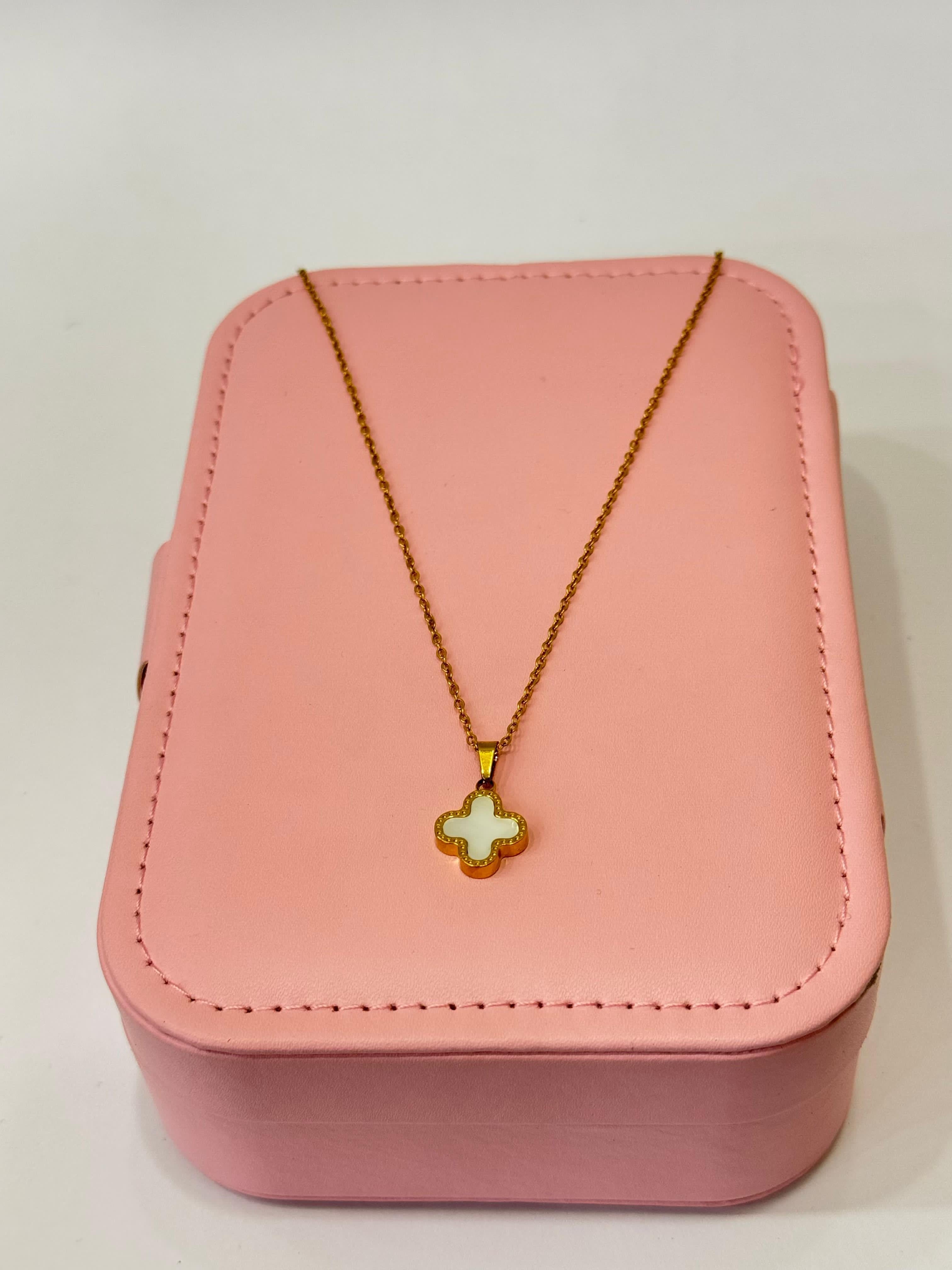 CLOVER NECKLACE WHITE