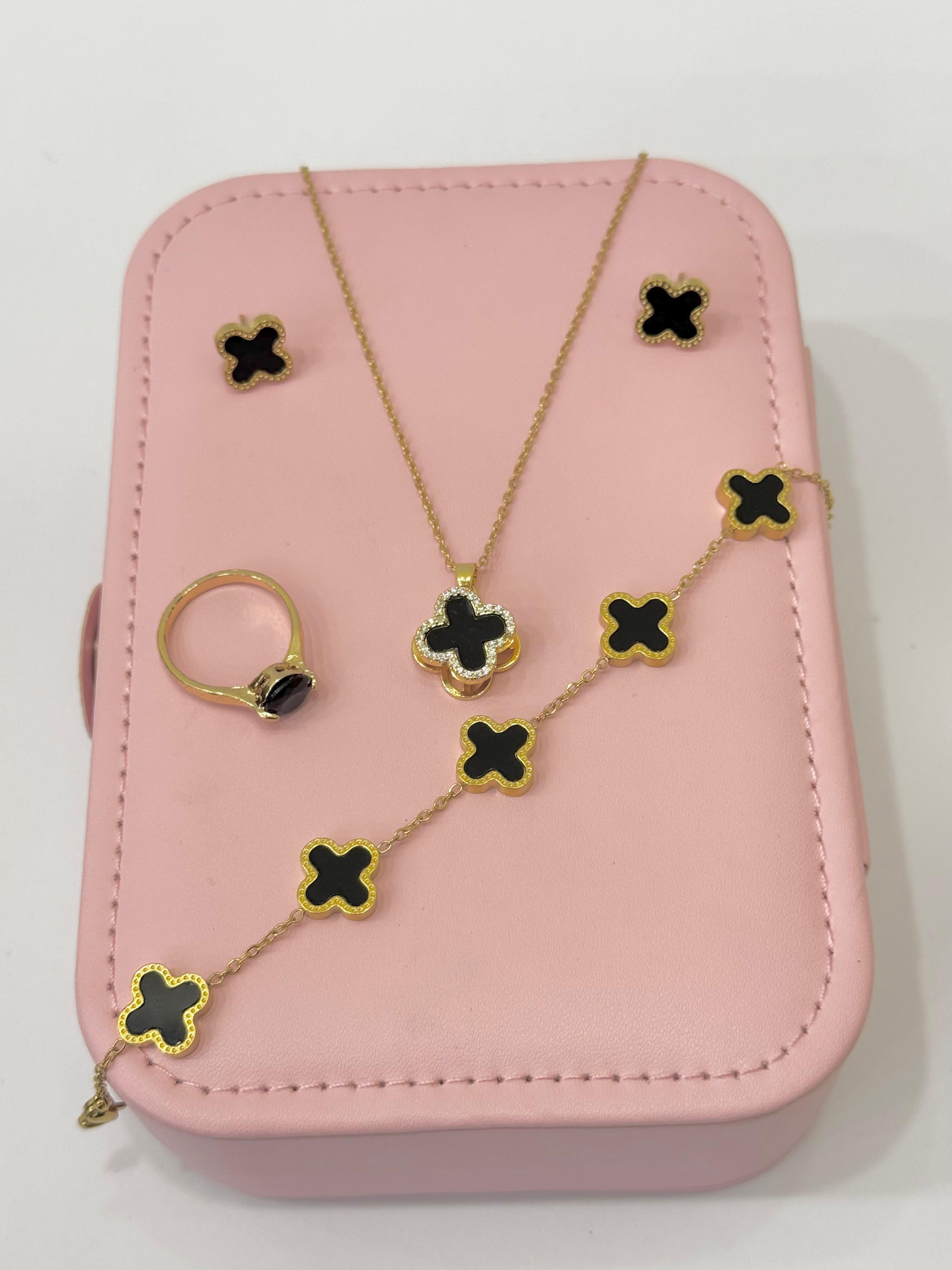 PACK OF 4 CLOVER SET