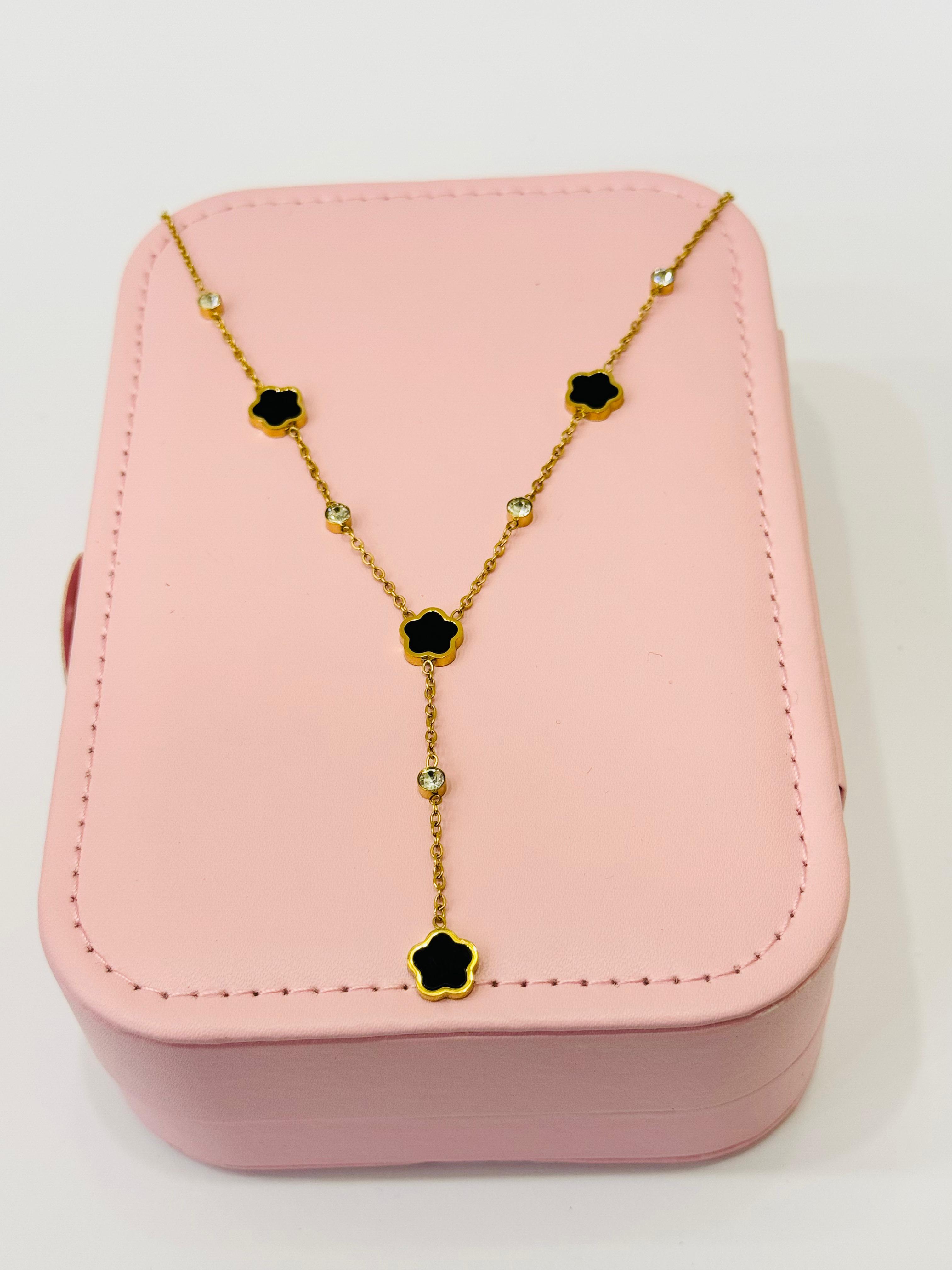 CLOVER CRYSTAL STONED NECKLACE